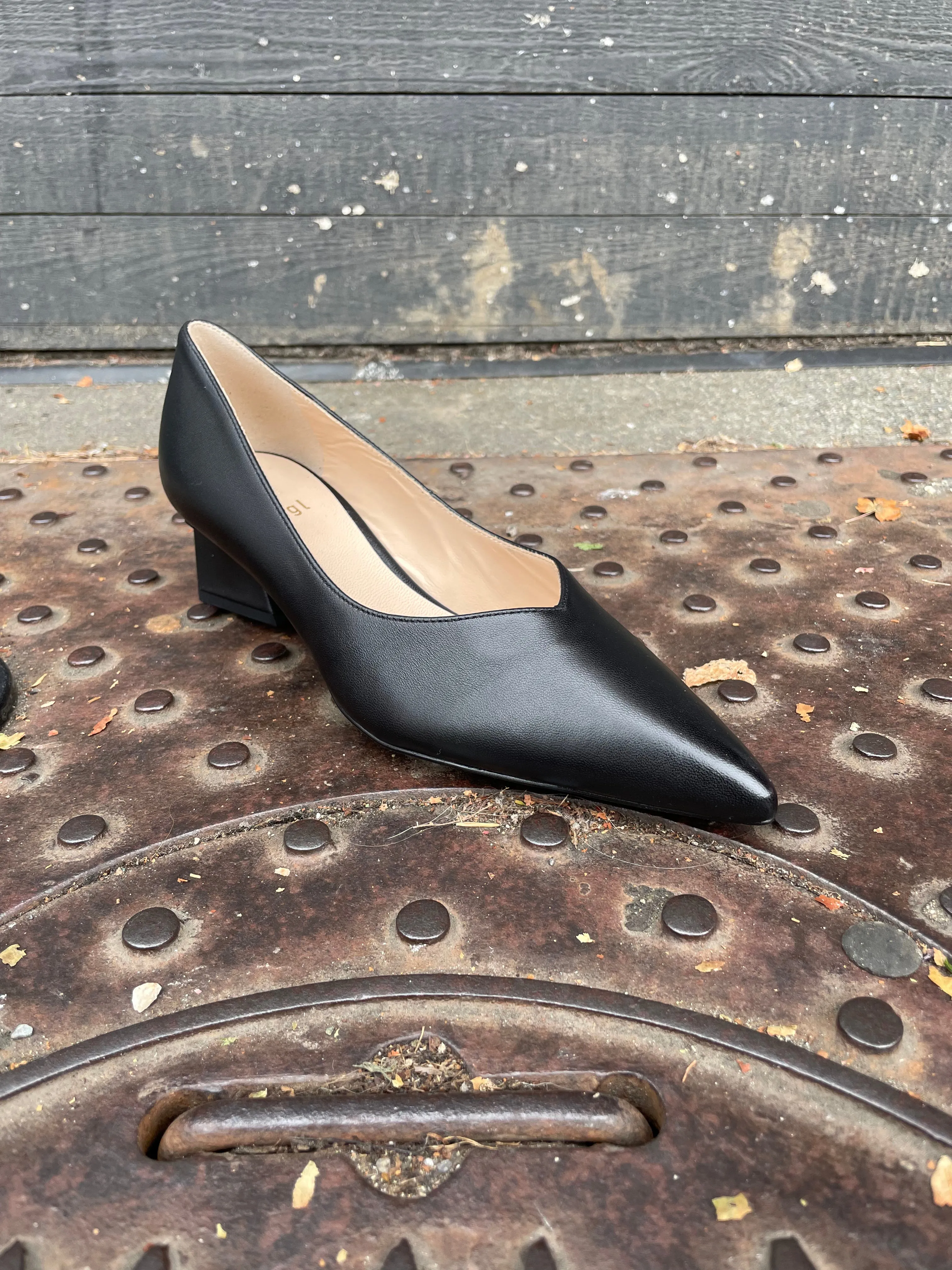 104500 Black Pump